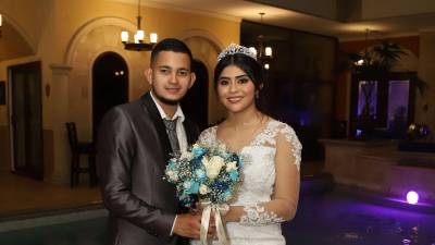 Los recién casados posaron muy enamorados.