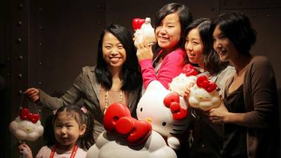 Un grupo de jóvenes posan en el laboratorio de Hello Kitty en Hong Kong, el 12 de agosto de 2009.