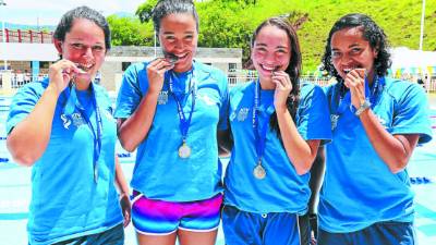 Las nadadoras catrachas se llevaron el oro en los 4x100 relevos femeninos.