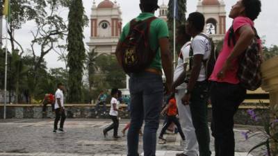 Estos cuatro jóvenes procedentes del municipio de Villeda Morales, Gracias a Dios, creen que en San Pedro Sula podrán mejorar sus condiciones económicas y, en consecuencia, su calidad de vida. Fotos: José Cantarero