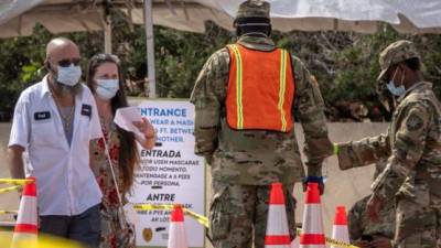 Personas se protegen con una mascarilla para no contraer el coronavirus. Foto: EFE