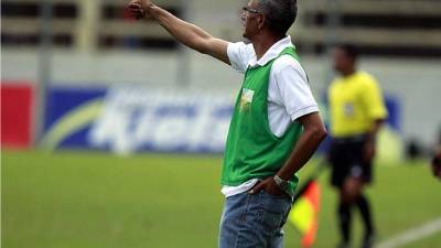 Horacio Londoño dando indicaciones a sus jugadores ante Platense.