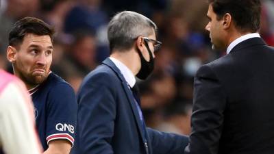 Lionel Messi se enfadó con su entrenador Mauricio Pochettino por ser sacado del terreno de las acciones.