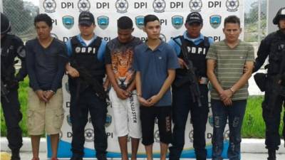 Los supuestos integrantes de la Banda criminal 'Los Dagos', cuando eran presentados hoy ante las autoridades competentes.