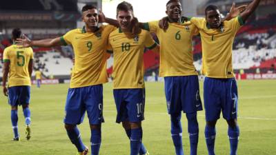 Los brasileños celebrando uno de los goles del partido.