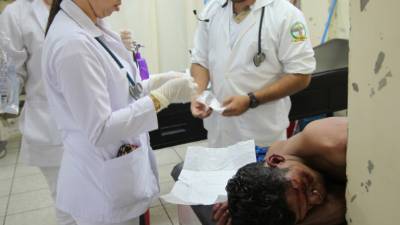 El joven llegó con heridas graves.