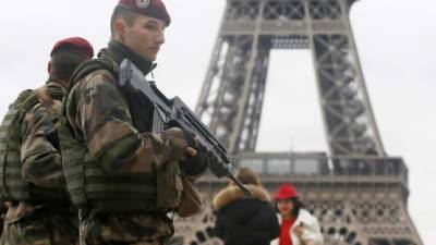 Miles de policías custodian la capital francesa tras los atentados del 13-N. afp