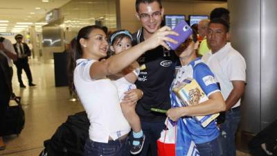 Bianca Zelaya y su mamá Indira Ávila, prima de Jorge Pacheco, al momento de saludar al colaborador de Luis Fernandos Suárez.