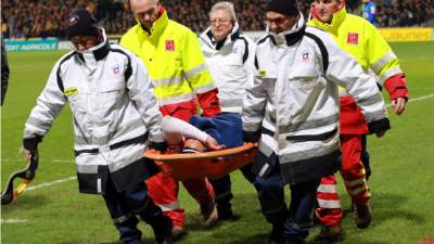 Radamel Falcao salió lesionado en camilla del partido.