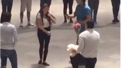 A pesar de todos los detalles, el joven fue rechazado por su amiga.