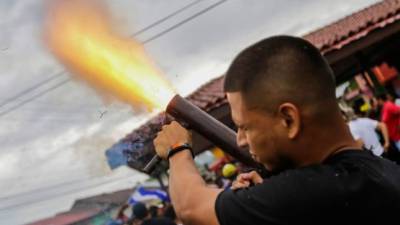 Los enfrentamientos entre grupos de choque y manifestantes opositores recrudecieron en León tras la suspensión del diálogo./AFP.