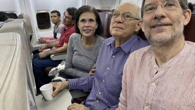 La excandidata presidencial, Cristiana Chamorro, su hermano Pedro Joaquín Chamorro y el gerente general del Diario La Prensa de Nicaragua, Juan Lorenzo Holmann, posaron en el avión que los trasladó a Estados Unidos tras ser expulsados del país.