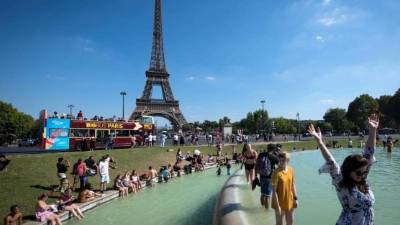 Turistas que compraron sus boletos para subir a la Torre Eiffel quedaron decepcionados tras el cierre del monumento./AFP
