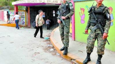 Militares en el instituto Saúl Zelaya Jiménez.