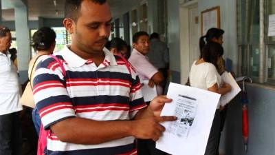 Uno de los maestros reclama el pago al Gobierno.