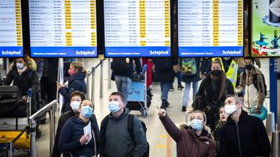 Numerosas compañías debieron poner en cuarentena a pilotos, asistentes de vuelo y otros miembros del personal que se vieron expuestos al covid.