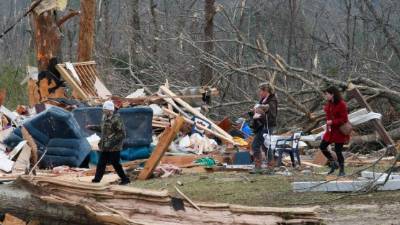 Residentes del condado de Lee, el más afectado por los tornados en Alabama, recolectan las pocas pertenencias que quedaron tras la devastación./AFP.