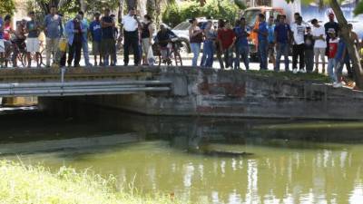 Los bomberos apoyaron para sacar el cuerpo.