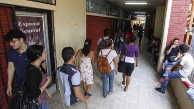 Alumnos transitan a clases en la Unah-VS.
