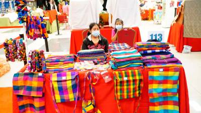 SUEÑOS. Una productora de telas lenca ofrece sus productos en una feria de San Pedro Sula.