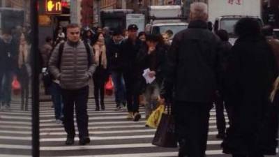 El empresario hondureño Yani Rosenthal fue captado caminando por las calles de Manhattan, Nueva York.