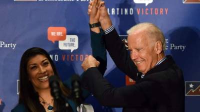 Lucy Flores y Joe Biden durante un encuentro político en noviembre de 2014. Foto: AFP