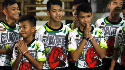 Sonrientes y agradecidos aparecieron ante las cámaras este miércoles los doce niños y su entrenador de fútbol que estuvieron más de dos semanas atrapados en una cueva en Tailandia.