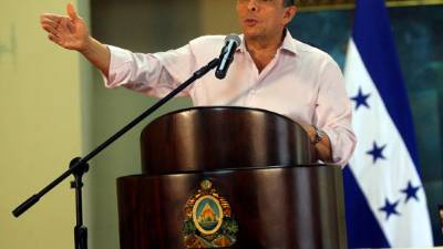 Former Honduran president Porfirio Lobo (2010-2014) gets ready to give a press conference in Tegucigalpa on February 4, 2019, after being accused by the National Anticorruption Council of embezzling one million dollars during his administration. (Photo by ORLANDO SIERRA / AFP)