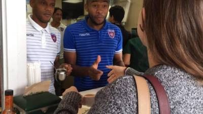 Palacios atendiendo en el restaurante. Foto Miami FC.