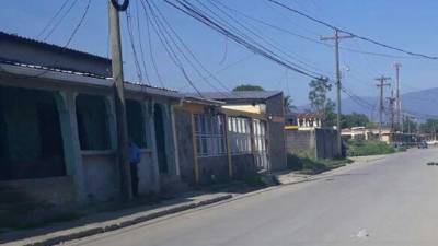 La víctima quedó en la orilla de una de las calles de la colonia Santa Martha de San Pedro Sula.