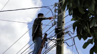Personal de la Enee y Semeh realizan cortes masivos en El Progreso.