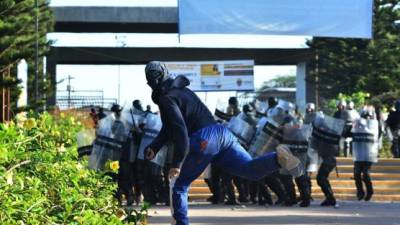 Estudiantes de la Unah se enfrentan con policías militares dentro de Ciudad Universitaria. AFP