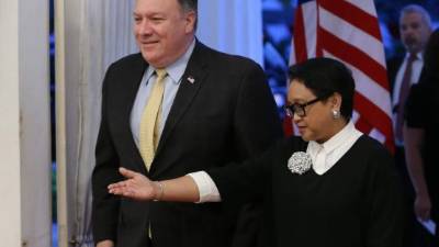Pompeo se encuentra de gira por varios países de Asia. En la imagen, junto a la ministra de exteriores de Indonesia, Retno Marsudi.