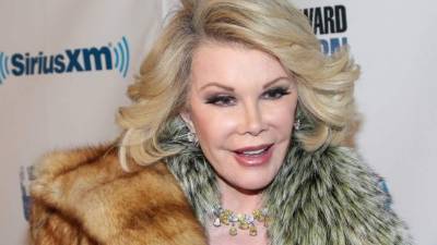 Joan Rivers, la legendaria comediante de frases tan incisivas como hilarantes, deja tras de sí una innumerable lista de citas, bromas, comentarios y opiniones tan profundos como ácidos.