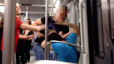 Un vídeo subido a YouTube muestra una agresión racista a un joven con rasgos asiáticos en el metro de Barcelona.