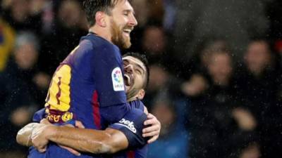 El delantero del FC Barcelona Leo Messi (i) es felicitado por Luis Suárez tras marcar el cuarto gol ante la Real Sociedad, durante el partido de Liga en Primera División. FOTO EFE/Juan Herrero