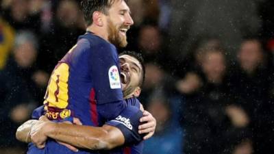 El delantero del FC Barcelona Leo Messi (i) es felicitado por Luis Suárez tras marcar el cuarto gol ante la Real Sociedad, durante el partido de Liga en Primera División. FOTO EFE/Juan Herrero