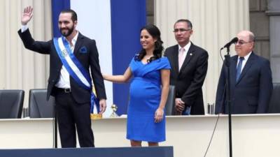 El empresario Nayib Bukele saluda luego de asumir este sábado la Presidencia de El Salvador para el período 2019-2024, junto a su esposa, Gabriela Rodríguez, durante una ceremonia que se celebra en la plaza Capitán General Gerardo Barrios, en el Centro Histórico de San Salvador, El Salvador. EFE