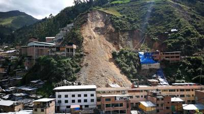 Vista general del deslizamiento de tierra ayer en Pataz (Perú).