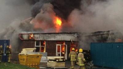Cerca de 10 camiones de bomberos han permanecido en el lugar del suceso durante la madrugada para sofocar las últimas llamas.