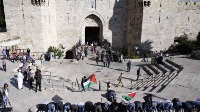 Cientos de palestino conmemoran la Nakba o catástrofe palestina, referida al éxodo palestino en la puerta de Damasco, en el este de Jerusalén.