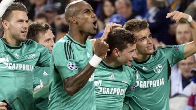 Julian Draxler celebra su gol ante el Basilea con sus compañeros.