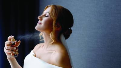 Rocía tu perfume en las muñecas, los codos, detrás de las orejas, en la base del cuello y en el interior de los muslos.