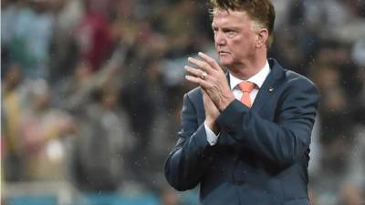 Van Gaal aplaude al final del partido.