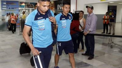 Emilio Izaguirre y Andy Nájar saliendo del aeropuerto Ramón Villeda Morales. Foto Delmer Martínez.
