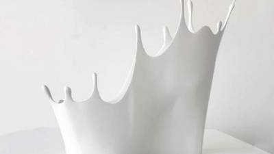 Un zapato que simula una leche derramada. Fotos cortesía de ojocurioso.com