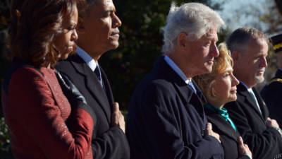 Michelle y Barack Obama junto a Bill y Hillary Clinton, ayer en el cementerio.