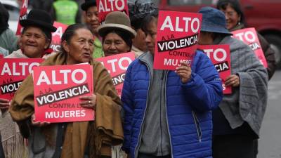 Una marcha de activistas contra la violencia a la mujer, en La Paz.