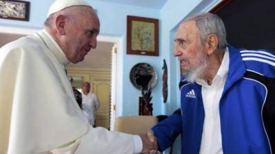 Francisco saluda a Fidel Castro durante su reunión histórica.