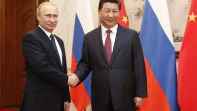 Xi Jinping (derecha), junto a su homólogo ruso, Vladimir Putin, en la cumbre de Apec. Foto: AFP